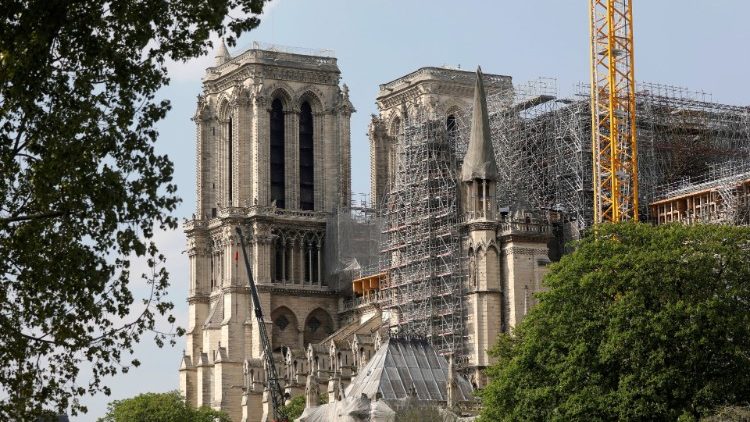 Катедралата "Нотр Дам" в Париж една година след пожара