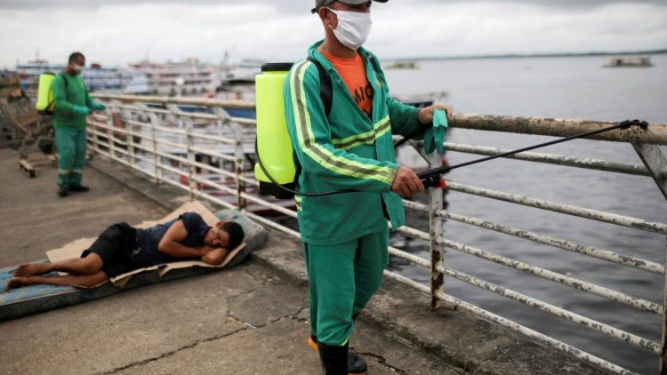 Funcionários públicos ao higienizar a área do Porto de Manaus