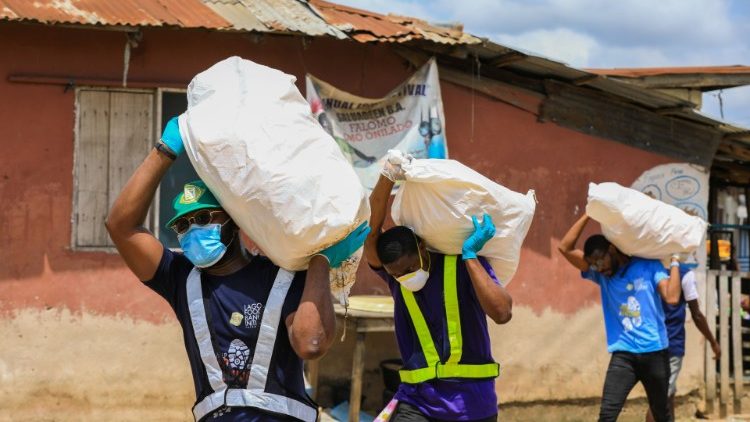 Dobrovoľníci pomáhajúci v čase pandémie v Nigérii