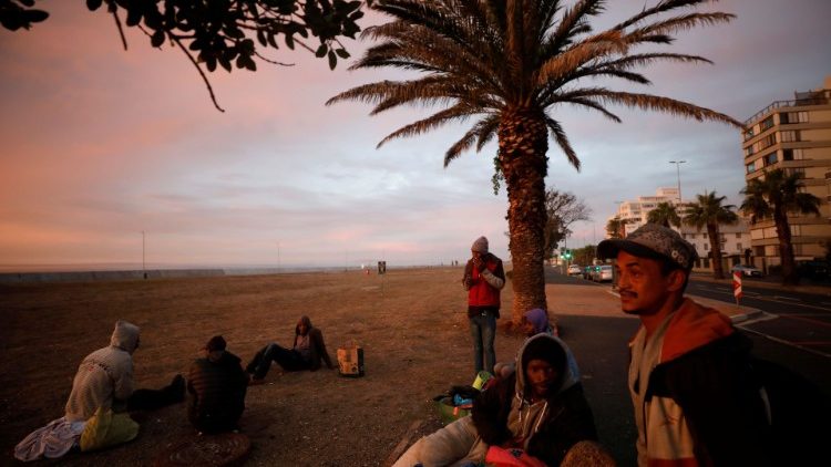 Um grupo de sem-teto em Cape Dowm, África do Sul