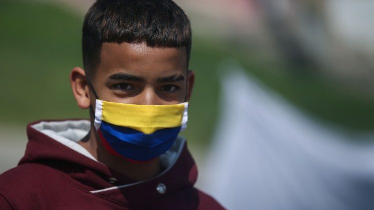 Joven usa una mascarilla con la bandera de Colombia.