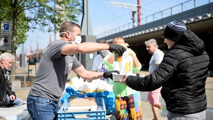À Bruxelles, la capitale belge, une ONG sert des repas à des sans-abris, le 16 avril 2020