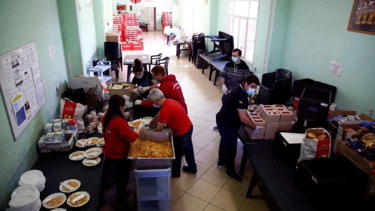 Волонтеры "Каритас" готовят еду для нуждающихся