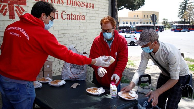 Distribution de nourriture par les équipes de Caritas Catane (Sicile)