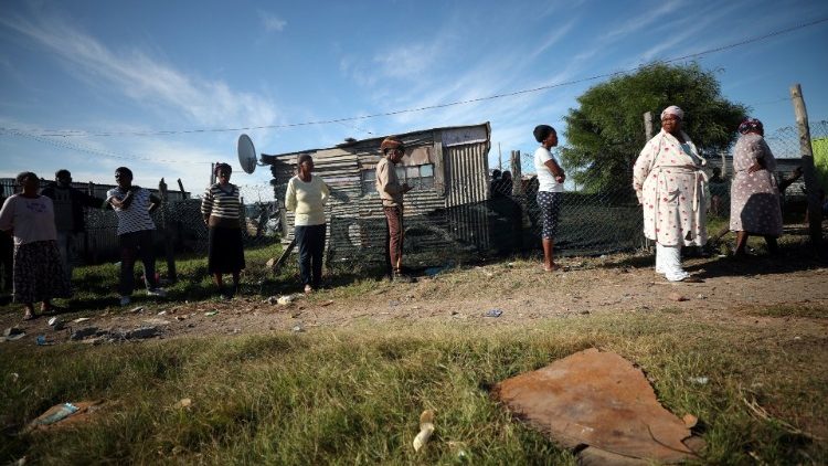 Aiuti in una baraccopoli di Città del Capo, in Sudafrica, in lockdown per limitare il contagio