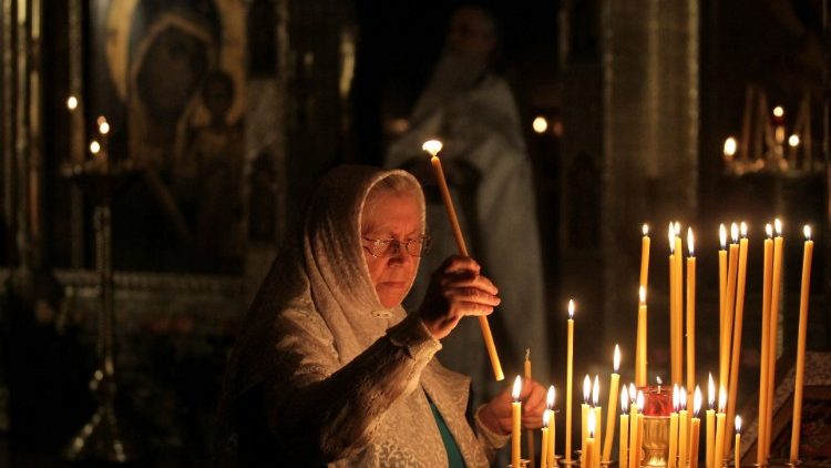 Orthodoxe Gläubige bei Osterfeier in Kasan