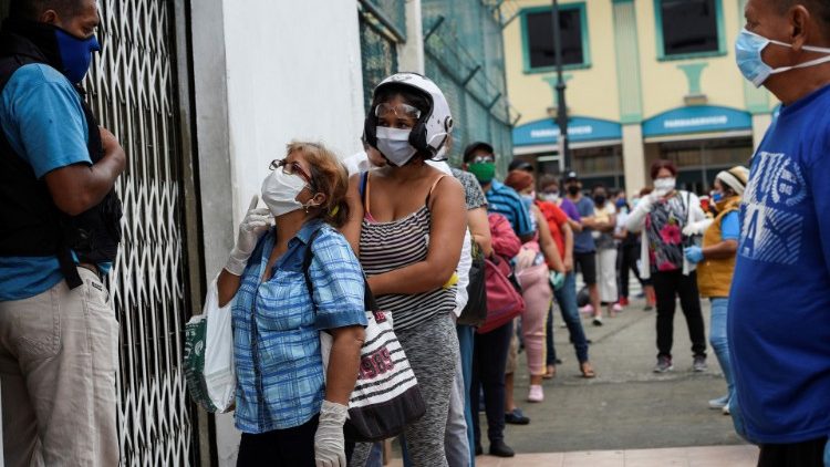Ecuador, in fila davanti a una farmacia di Guayaquil