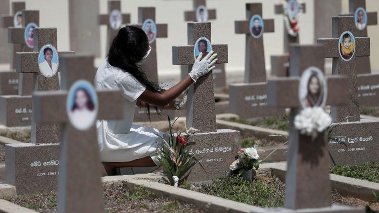 Mortos no Sri Lanka no Domingo de Páscoa são recordados pelos familiares no aniversário dos atentados