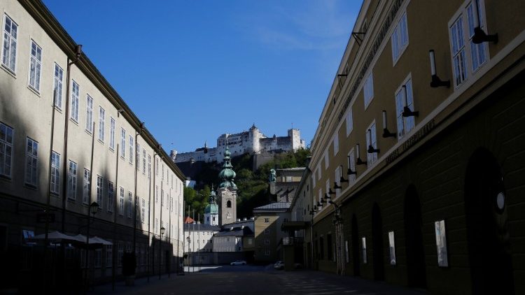 Die menschenleere Hofstallgasse in Salzburg