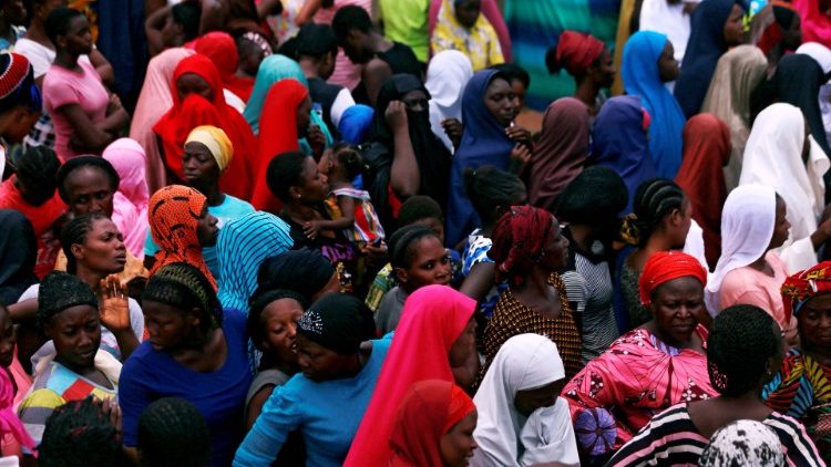 Mulheres se reúnem para receber ajuda alimentar em Abuja, após 14 dias de bloqueio com o objetivo de limitar a propagação da doença por coronavírus (COVID-19)