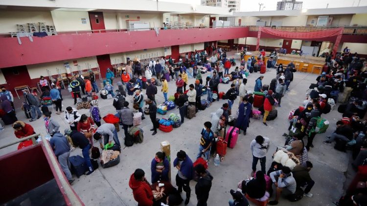 Bolivianos preparam-se para seguir para Iquique, onde ficarão 14 dias em quarentenas antes de poderem retornar à Bolívia