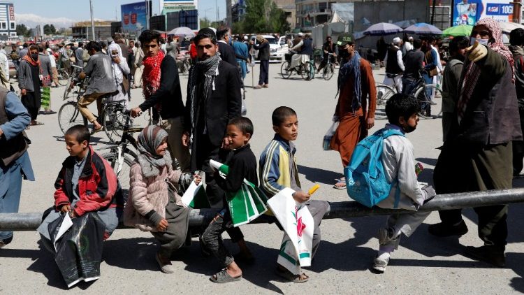Afghanische Kinder verkaufen Plastiktüten in Zeiten von Coronavirus (Kabul, Afghanistan)