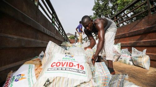 Nigeria: Erzbischof verteilt Lebensmittel und Masken