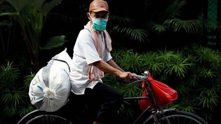 Indonesio protegido por máscara em Jacarta