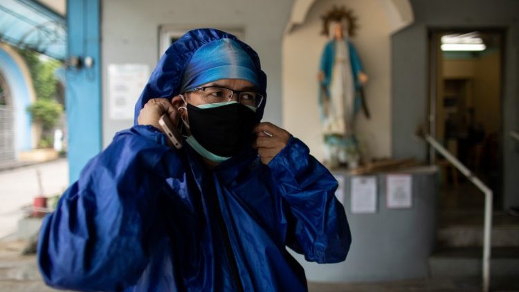 Auch die Priester müssen in Zeiten der Corona-Pandemie peinlich genau auf Sicherheitsvorschriften achten