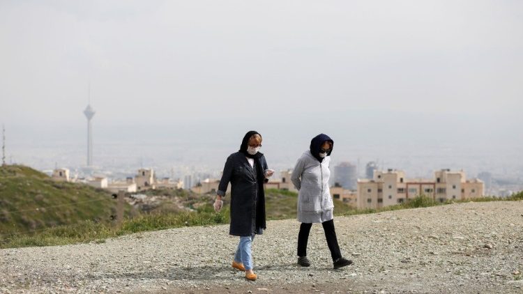 Deux iraniennes en promenade à Téhéran, le 30 avril 2020