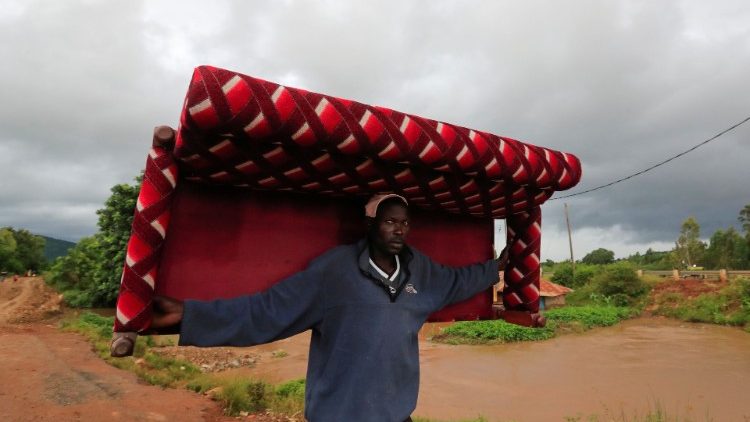 Le 2 mai, sur les rives kényanes du Lac Victoria, un homme forcé de quitter son domicile, emporte son canapé. 