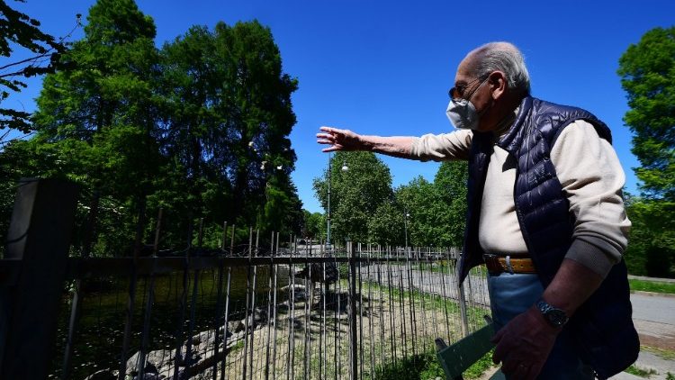 Un anziano in un parco a Torino
