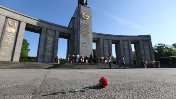 Überall in Berlin wurde an diesem Freitag des Endes des 2. Weltkriegs gedacht, hier am Sowjetischen Ehrenmal am Tiergarten