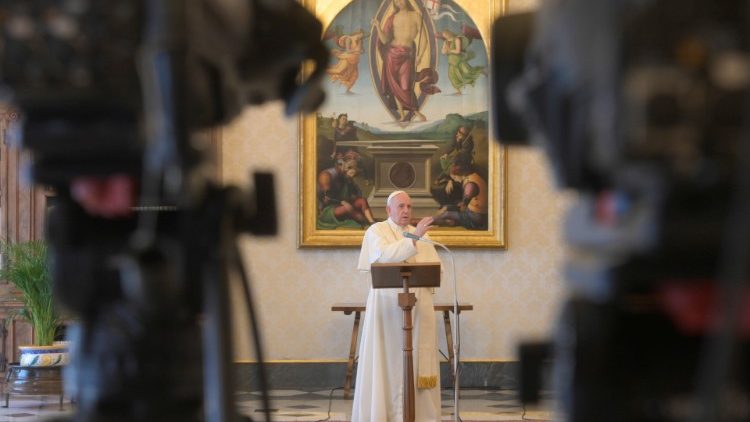 Папа Франциск на молитвата "Царице Небесна"