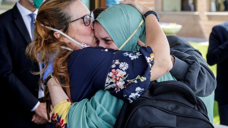 Silvia Romano abraccia la madre al suo arrivo all'aeroporto di Ciampino