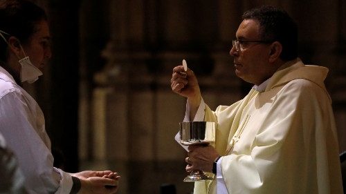 Polens Bischöfe verteidigen die Handkommunion