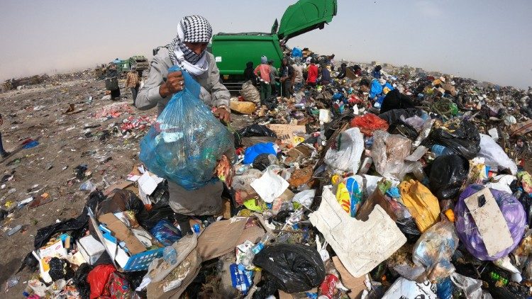 Un hombre iraquí recolecta basura reciclable en un vertedero, en medio de las preocupaciones sobre la propagación de la enfermedad por coronavirus (COVID-19), en Basora