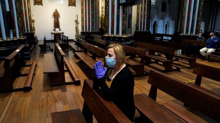 Eine Frau betet am Montag in einer Kirche in Bilbao