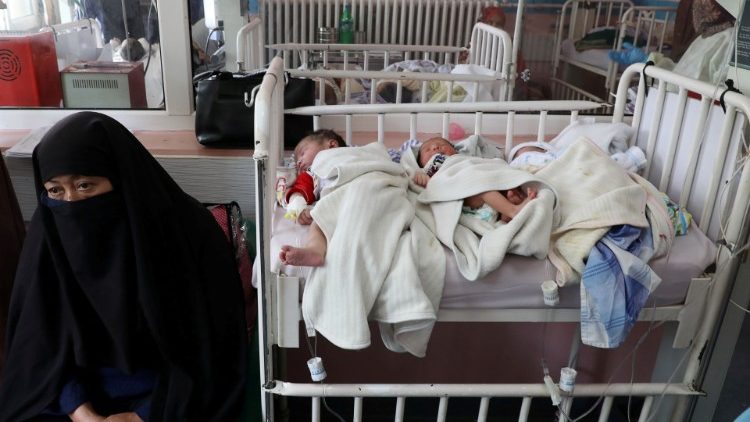 Kabul: Neugeborene, die ihre Mütter bei dem Anschlag verloren