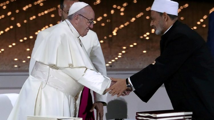 Franziskus und al-Tayyeb bei der Unterzeichnung des Dokuments in Abu Dhabi, Februar 2019