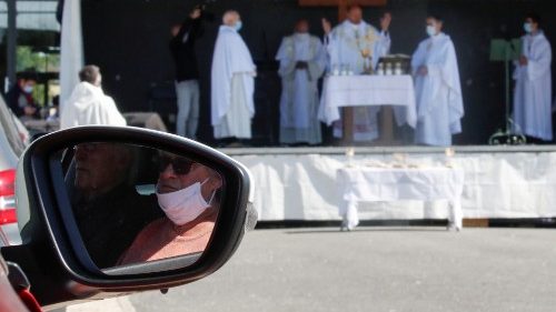 Franziskus froh über Wiederaufnahme öffentlicher Messen in vielen Ländern