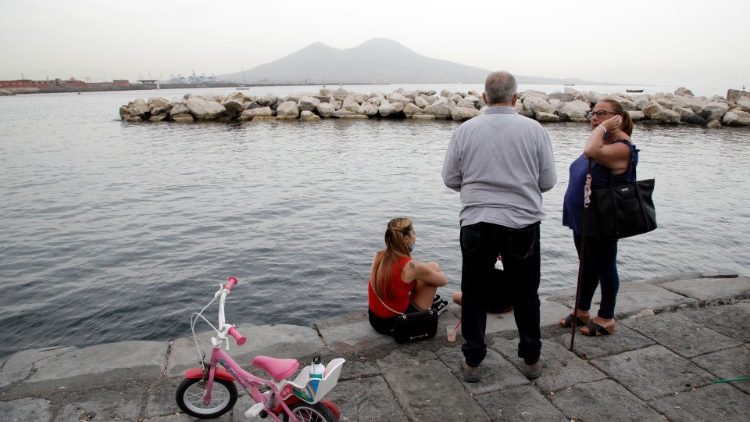 Ende des Lockdown in Neapel (hinten: der Vesuv)