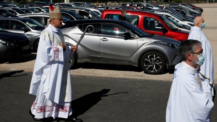 In Chalons en Champagne haben die Priester einen Open-Air-Gottesdienst organisiert, bei dem die Gläubigen in ihren Autos sitzen blieben