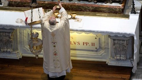 Pápež František slávil omšu nad hrobom sv. Jána Pavla II.:  Muž modlitby, blízkosti a spravodlivosti milosrdenstva