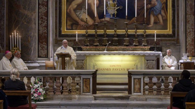 संत पापा जॉन पॉल द्वितीय की कब्र पर पवित्र मिस्सा चढ़ाते हुए संत पापा फ्राँसिस