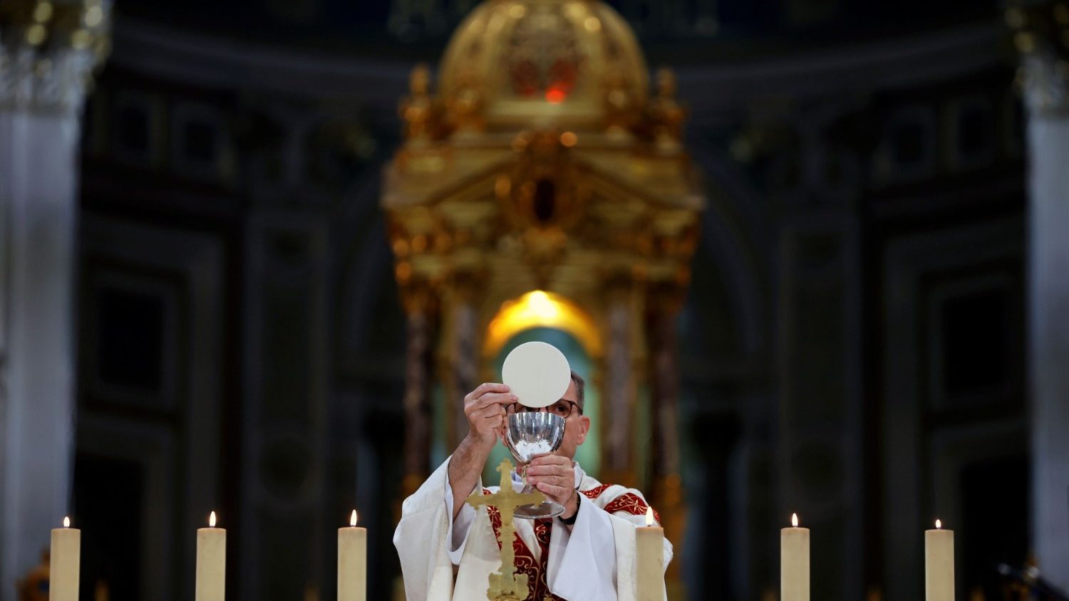Natal, 1º de janeiro e Epifania, sacerdotes poderão celebrar até 4 Missas -  Vatican News