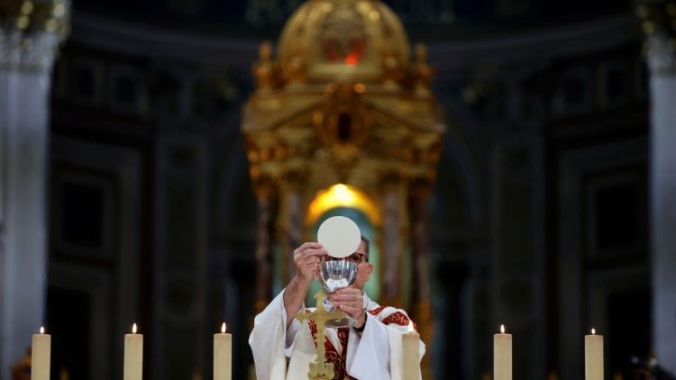 Un prêtre célébrant l'eucharistie en l'église saint François-Xavier à Paris, le 24 mai 2020.
