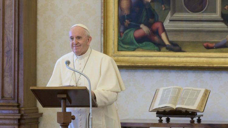 Påven ber Regina Coeli i direktsändning från sitt bibliotek 