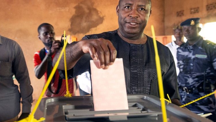 Evariste Ndayishimiye, déclaré vainqueur de l'élection présidentielle, dépose son bulletin de vote dans l'urne, le 20 mai 2020