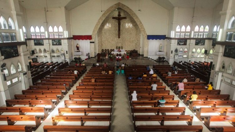 Indonesiska katoliker följer rekommendationerna om social distansering vid mässorna