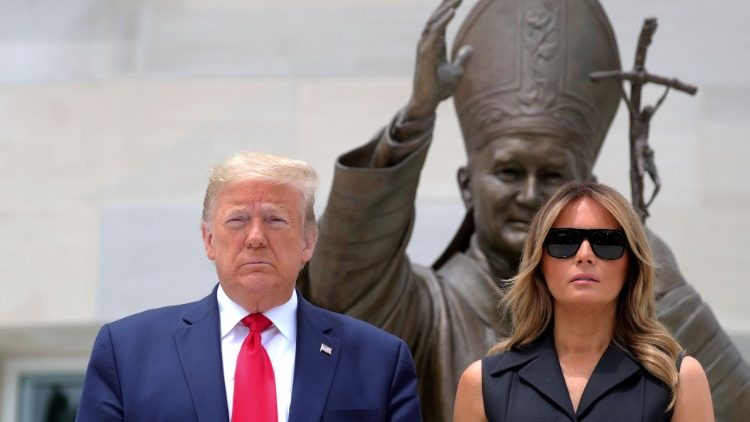 Donald in Melanija Trump pred Narodnim svetiščem sv. Janeza Pavla II. v Washingtonu.