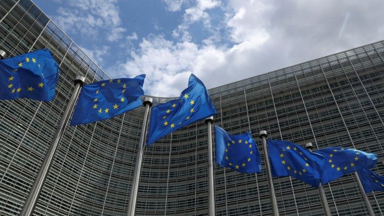 Знамена на Европейския съюз пред централата на Европейската комисия в Брюксел.