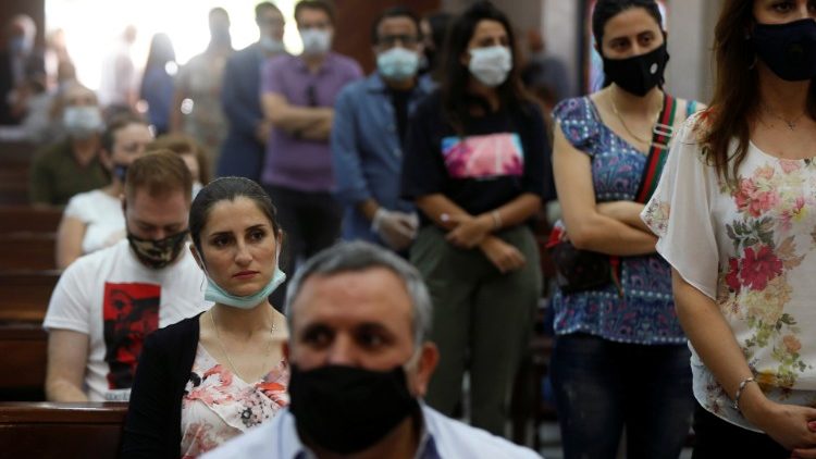 Gläubige mit Gesichtsmasken bei einer Messe in Amman