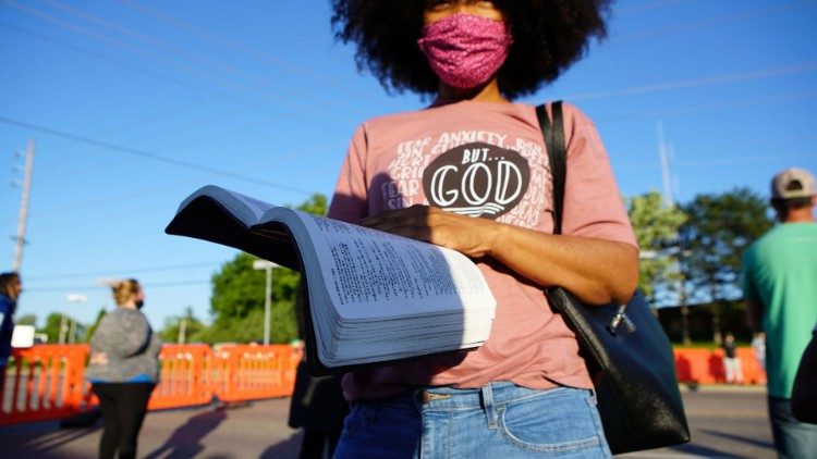 Eine protestierende Frau in Missouri liest die Bibel