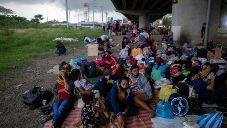 Hàng trăm hành khách, bao gồm cả người Philippines, bị mắc kẹt bên ngoài sân bay Manila vì các chuyến bay bị hủy