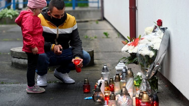 Граждани на Врутки поставят цветя и свещи на мястото на атентата