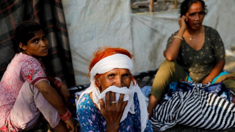Des femmes réfugiées hindoues venant du Pakistan, dans un camp de réfugiés de Delhi, en Inde, le 12 juin 2020