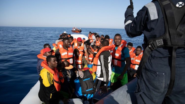 Migranten in einem Schlauchboot warten darauf, von der Sea Watch aufgenommen zu werden
