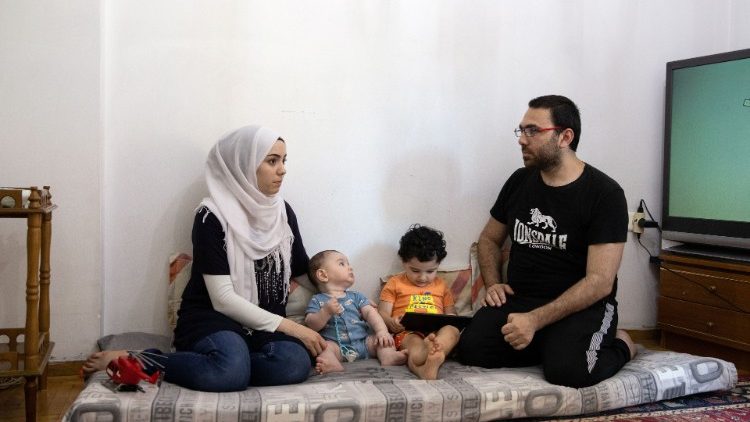Une famille de réfugiés syriens à Athènes, la capitale grecque. 
