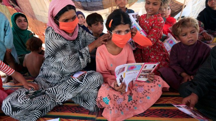 Деца в бежански лагер в Джалалабад, Аэганистан., в условията на коронавируса. 22 юни 2020